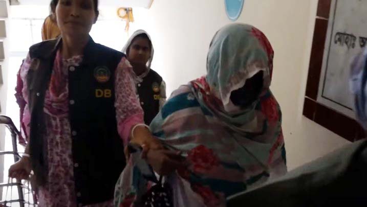 ক্যাফেতে বসে ‘অসামাজিক কার্যকলাপের’ অভিযোগ